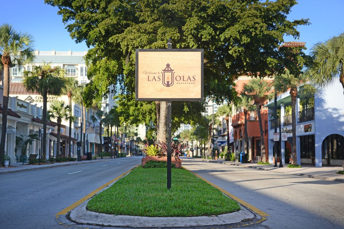 Rua Las Olas Boulevard com comércio