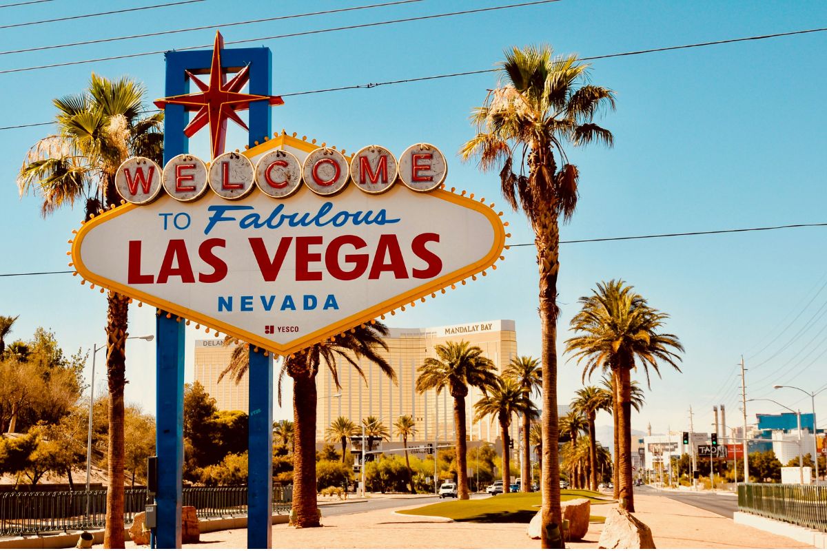 Placa de boas-vindas de Las Vegas com hotel ao fundo
