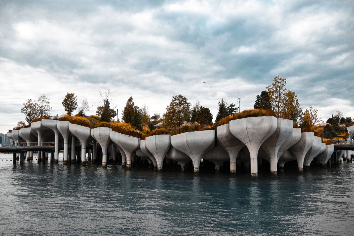 Arquitetura inovadora do Little Island submergindo do rio