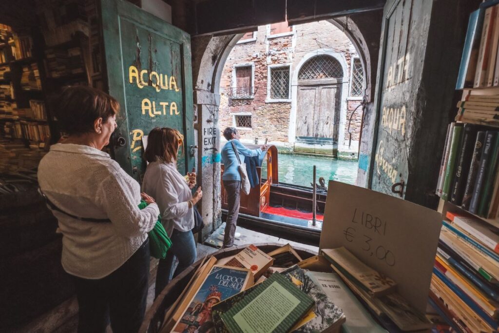 Gôndola da Livraria Acqua Alta, em Veneza