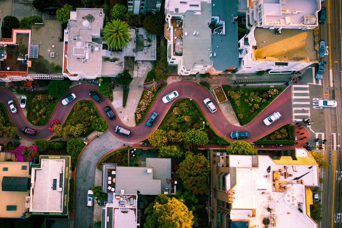 Imagem aérea das curvas da Lombard Street, em San Francisco