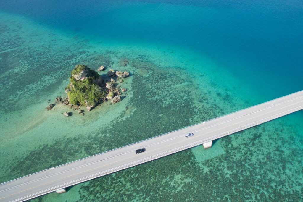 Ponte na Ilha de Sesoko, em Okinawa no Japão