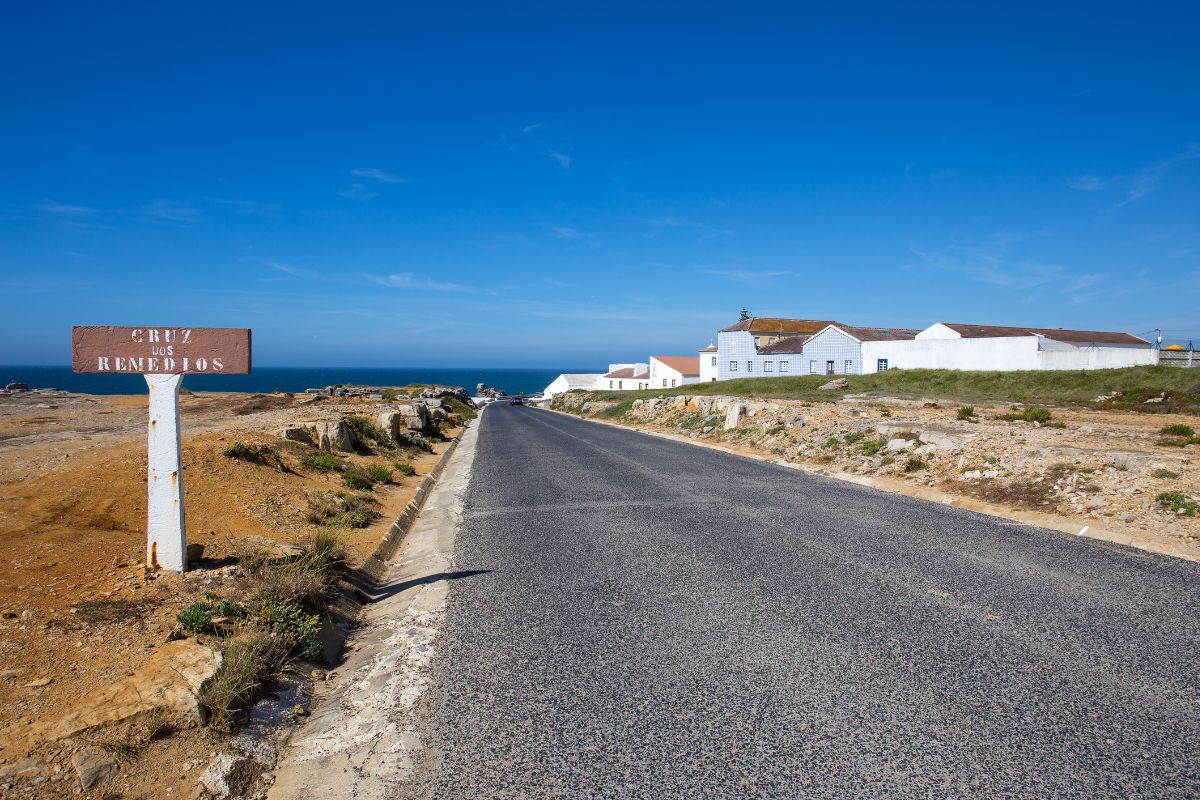 Trecho da estrada de asfalto que liga lados norte e sul de Peniche