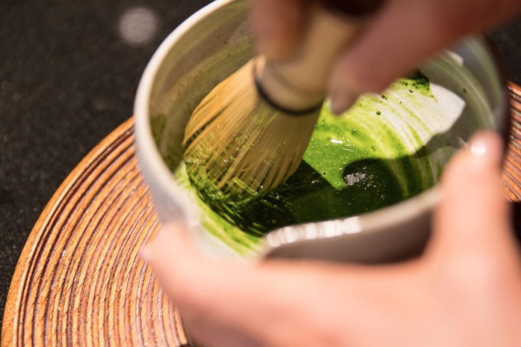 Preparo do matcha em uma casa de chá japonesa