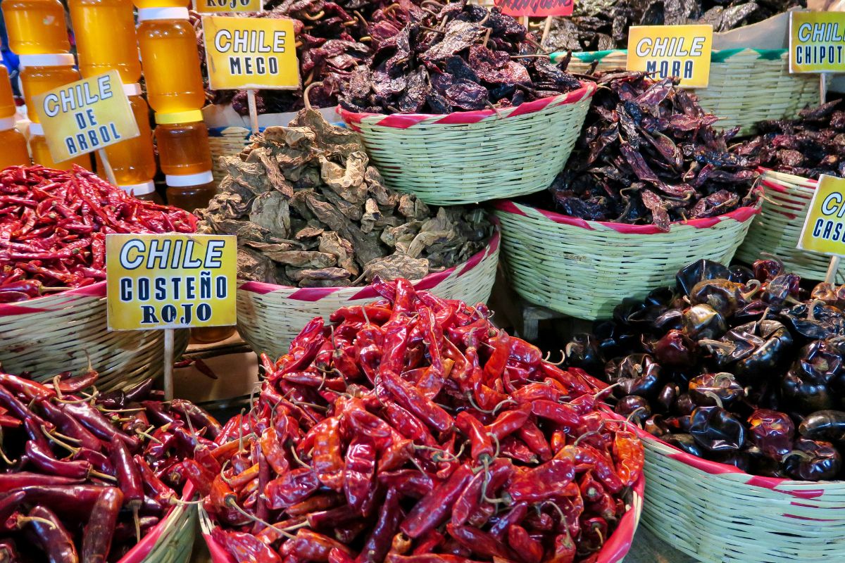 Variedade de pimentas a venda no mercado Benito Juárez