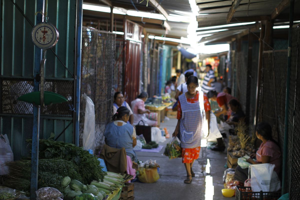 Compradores e vendedores no Mercado Central de Abastos