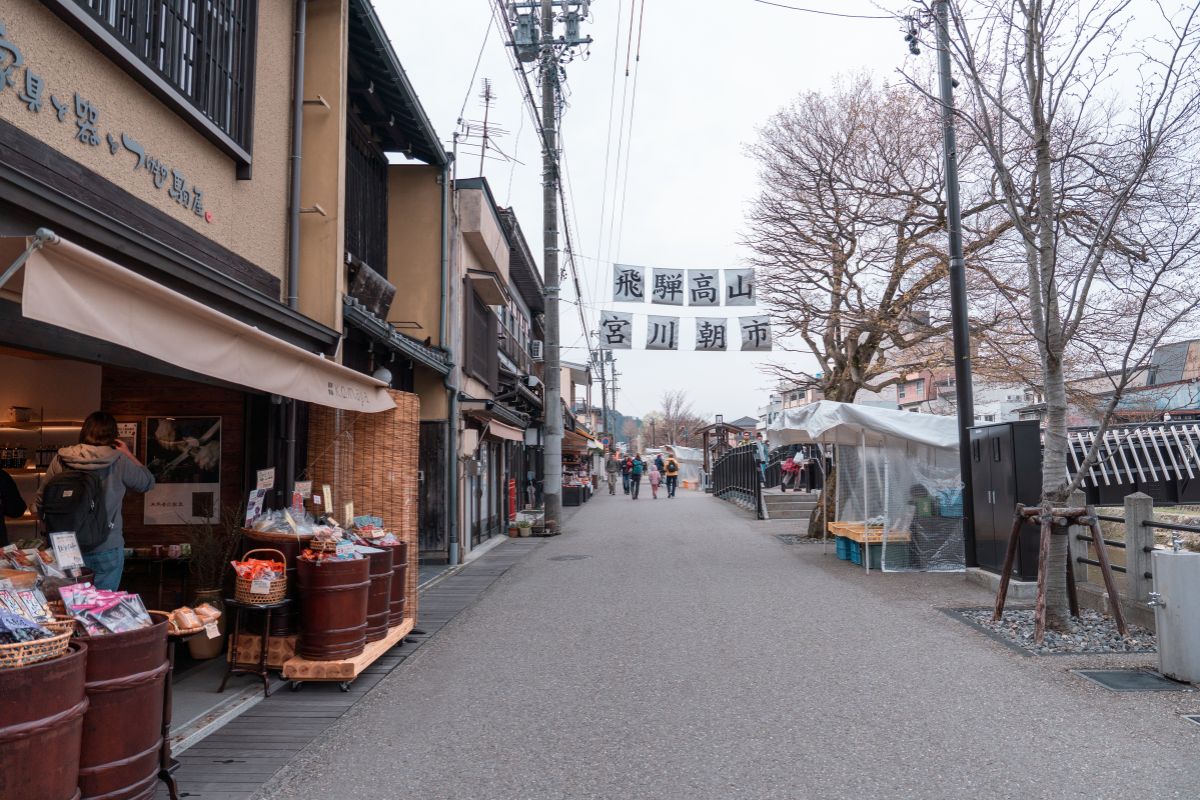 Comércio e pessoas no mercado matinal de Miyagawa