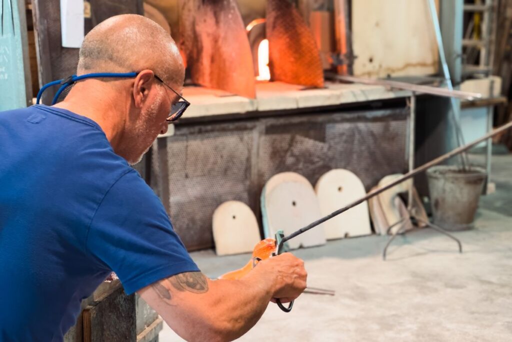 Demonstração de mestre vidreiro em Murano