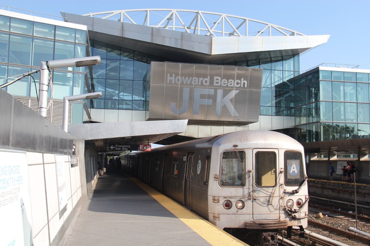 Metrô na estação Howard Beach no aeroporto JFK