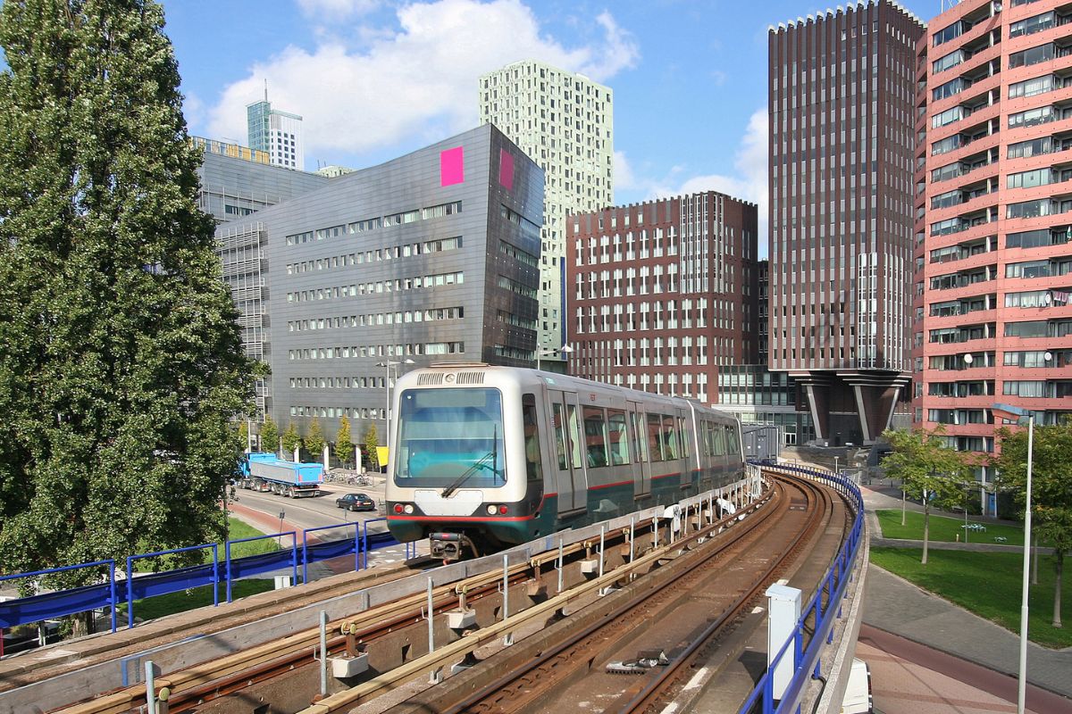 Metrô percorrendo área urbana de Rotterdam