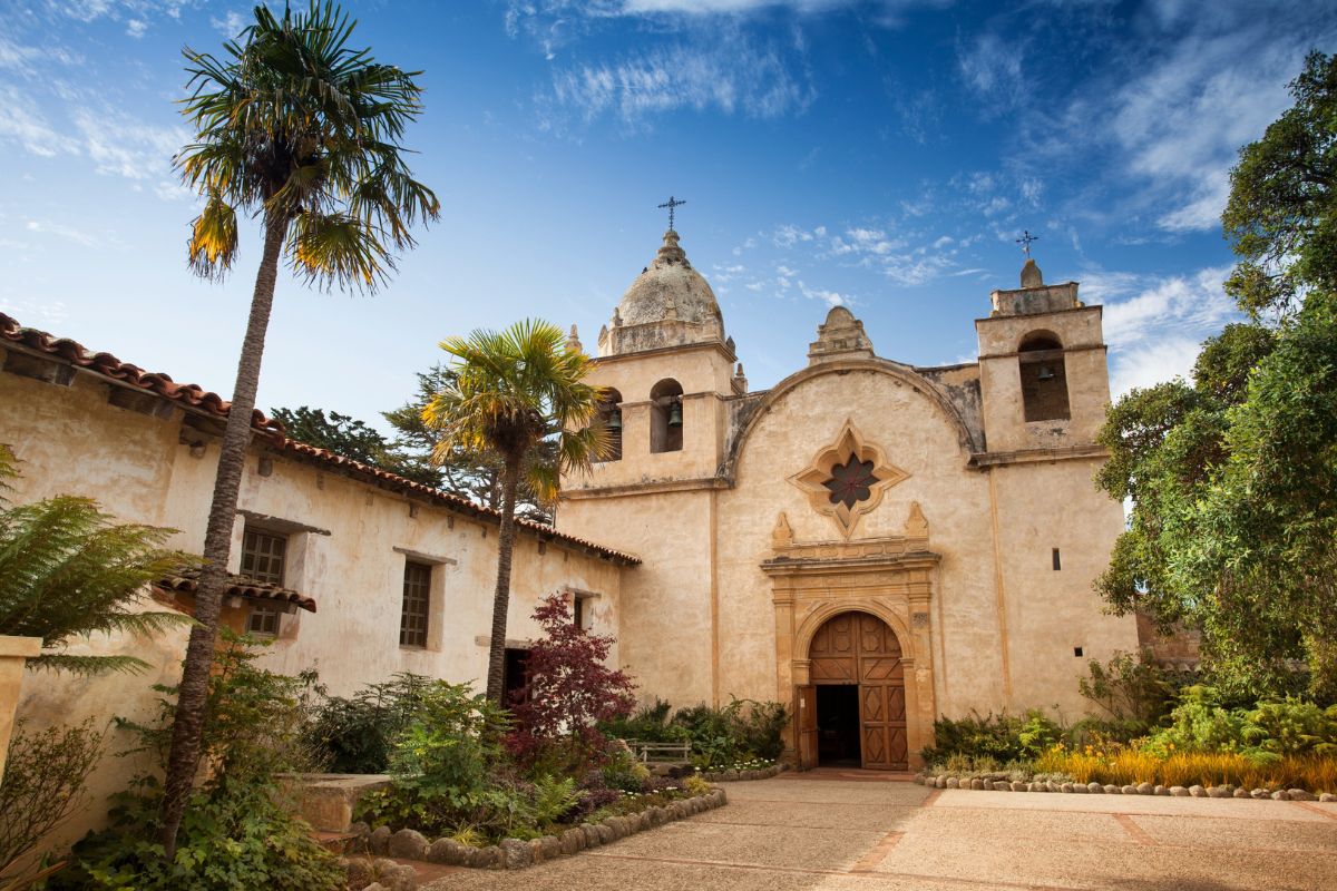 Fachada histórica da igreja da Missão de Carmel