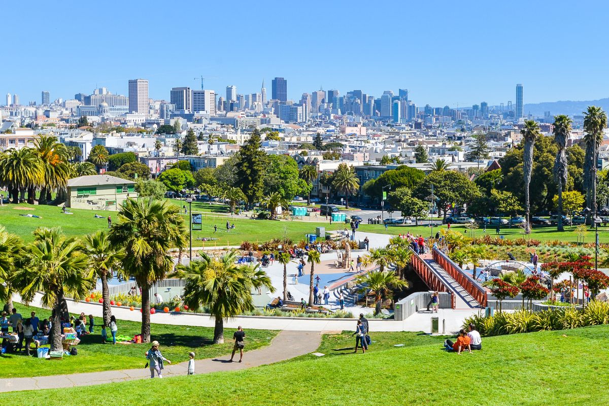 Pessoas aproveitando o Dolores Park em dia de sol