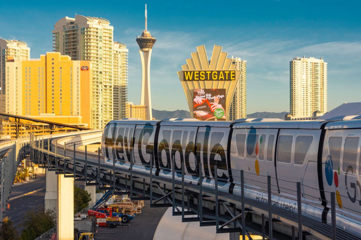 Trem do transporte público de Las Vegas circulando na cidade