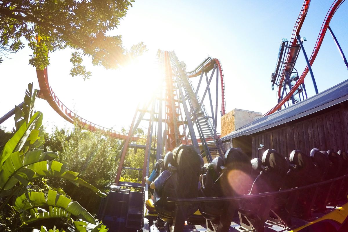 Pessoas na montanha-russa do Busch Gardens Tampa