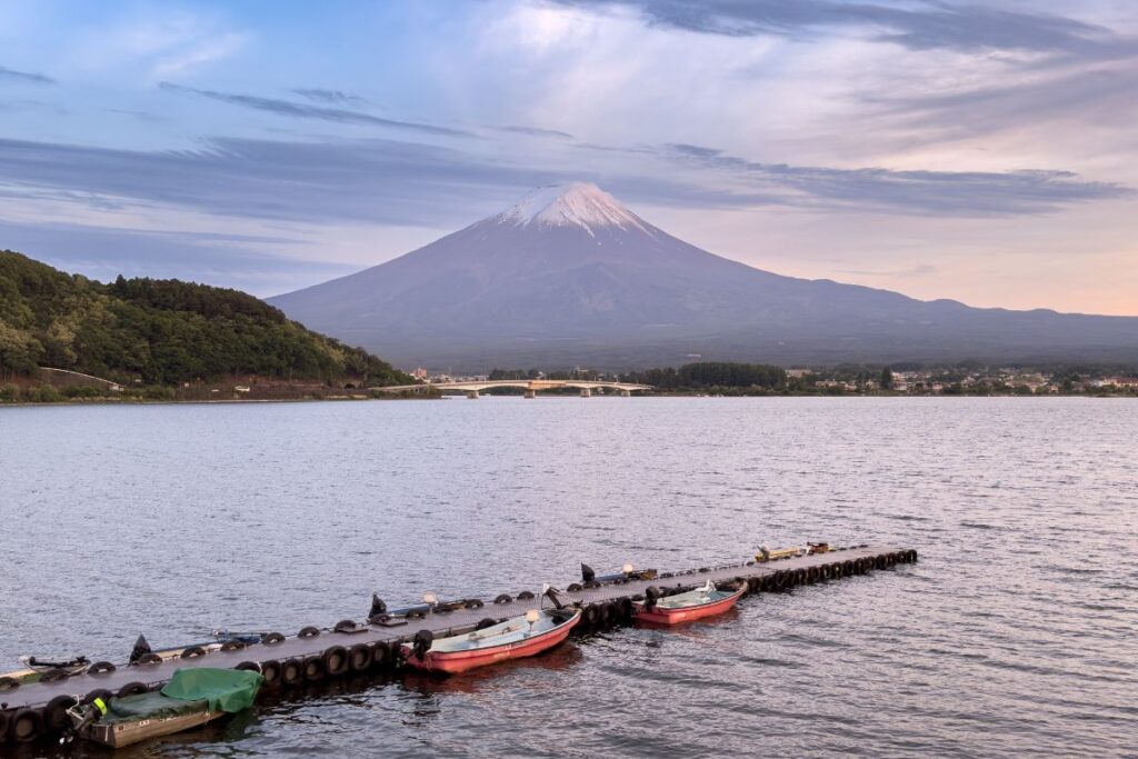 Lago Kawaguchi com Monte Fuji de pano de fundo