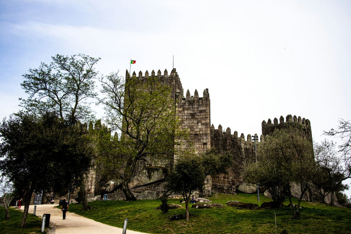 Área do Monte Latito com castelo e jardim