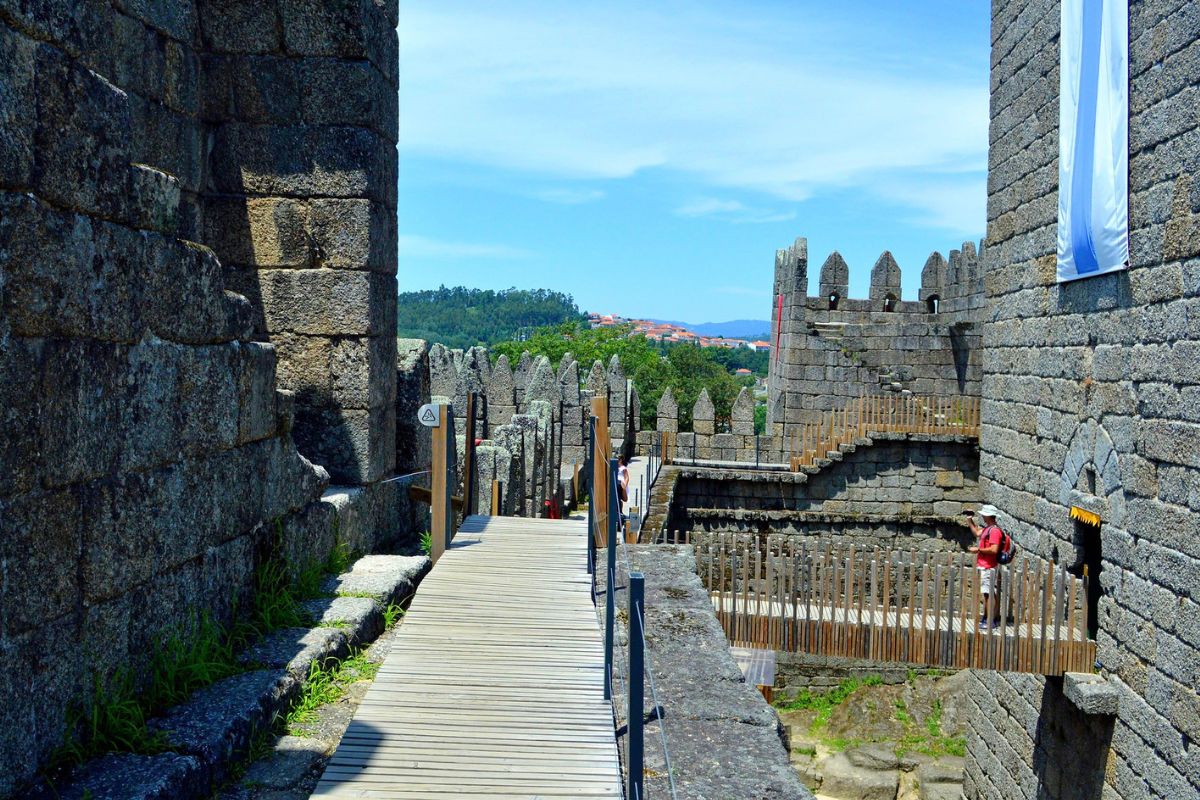 Área da muralha medieval de Guimarães onde se pode caminhar