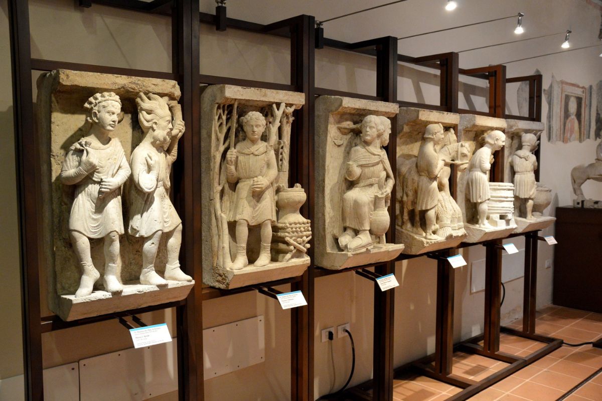 Esculturas expostas no Museo della Cattedrale de Ferrara