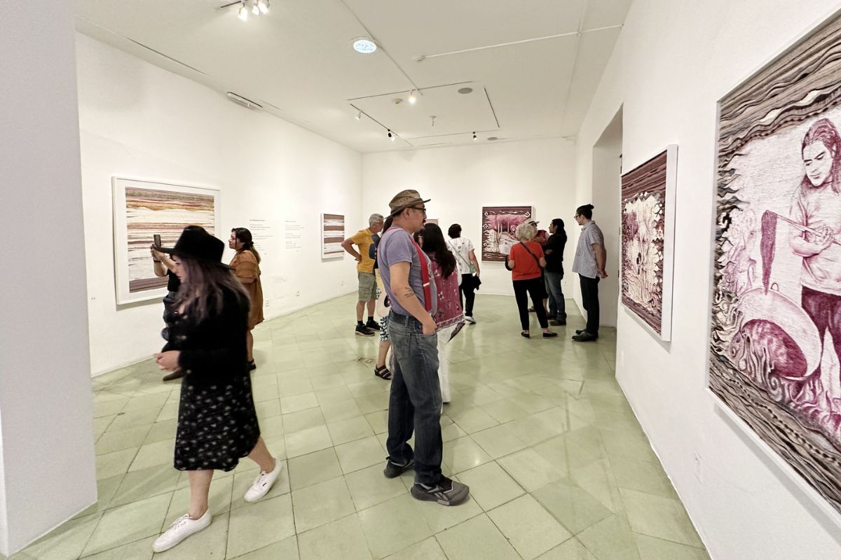 Turistas vendo exposição do Museu Têxtil de Oaxaca