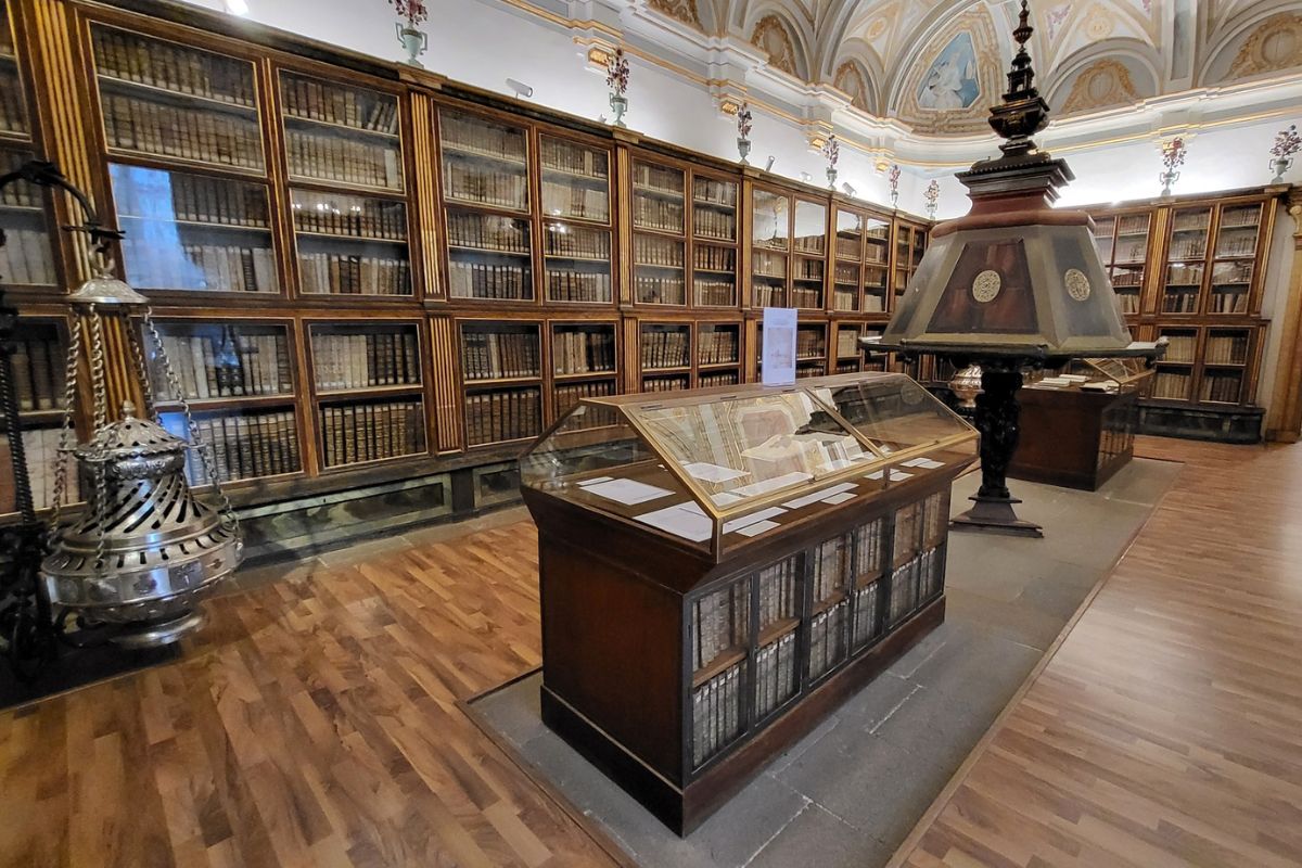 Sala com documentos históricos do Museu da Catedral, Santiago de Compostela