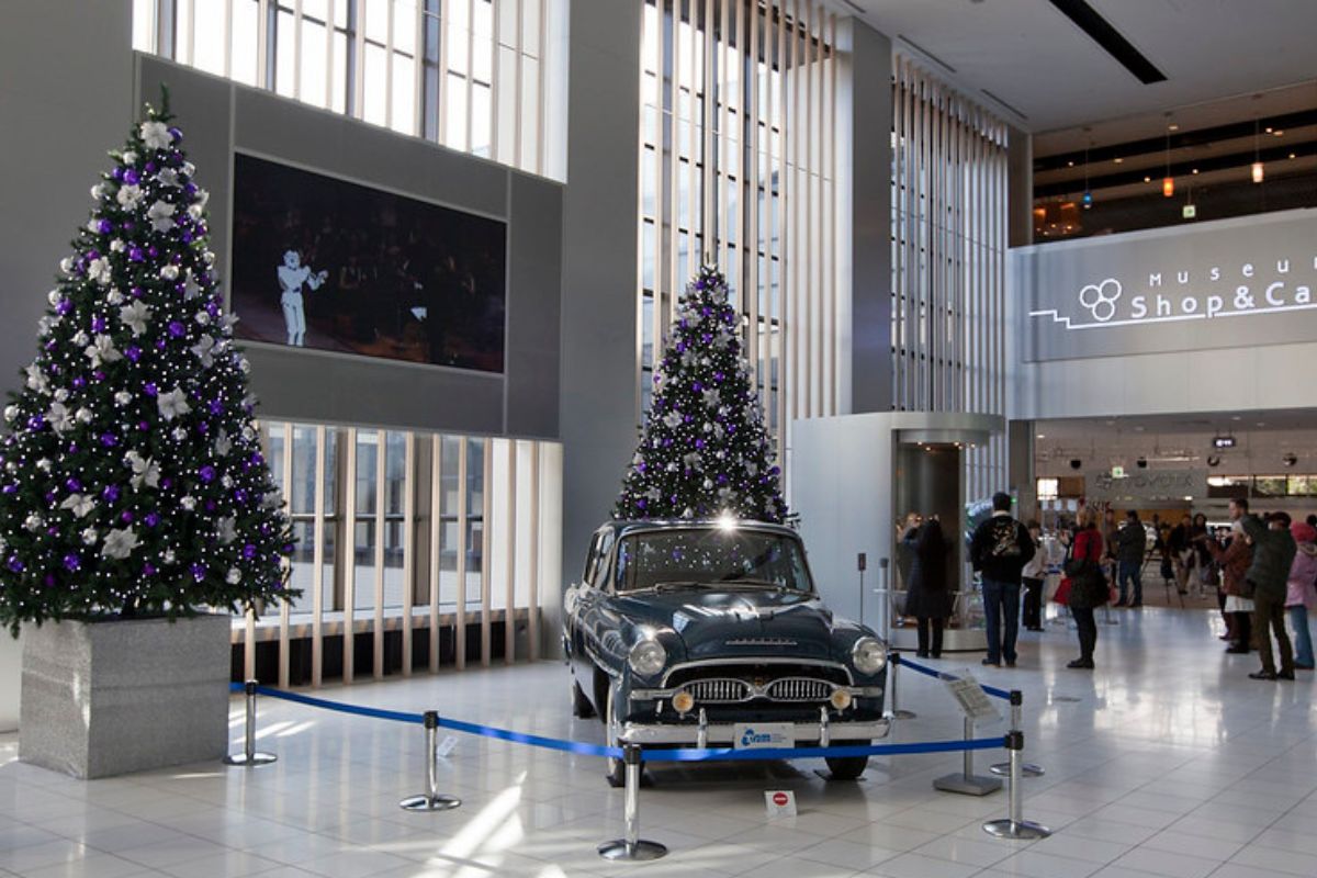 Entrada do Museu da Toyota com carro antigo