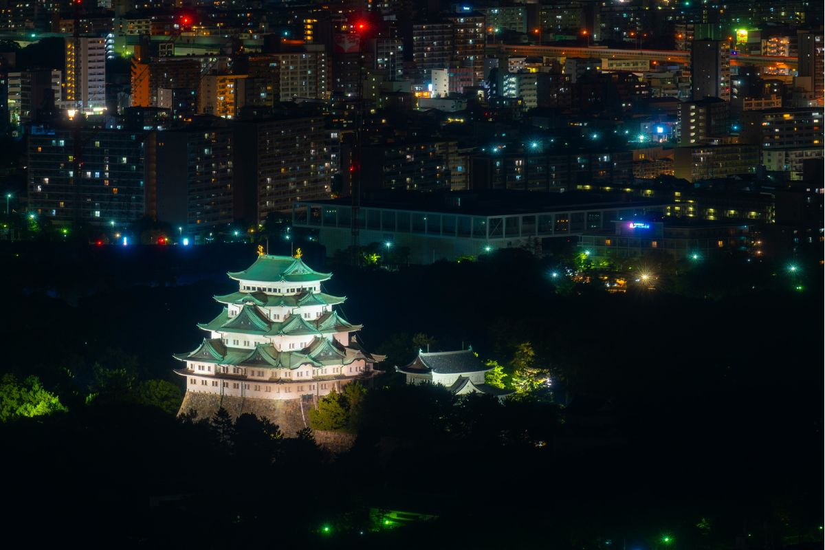 Castelo de Nagoya à noite com cidade ao fundo