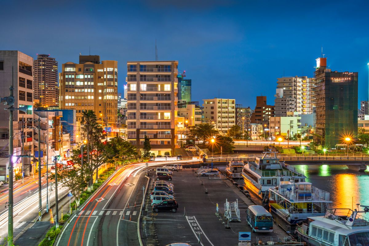 Cidade de Naha à noite