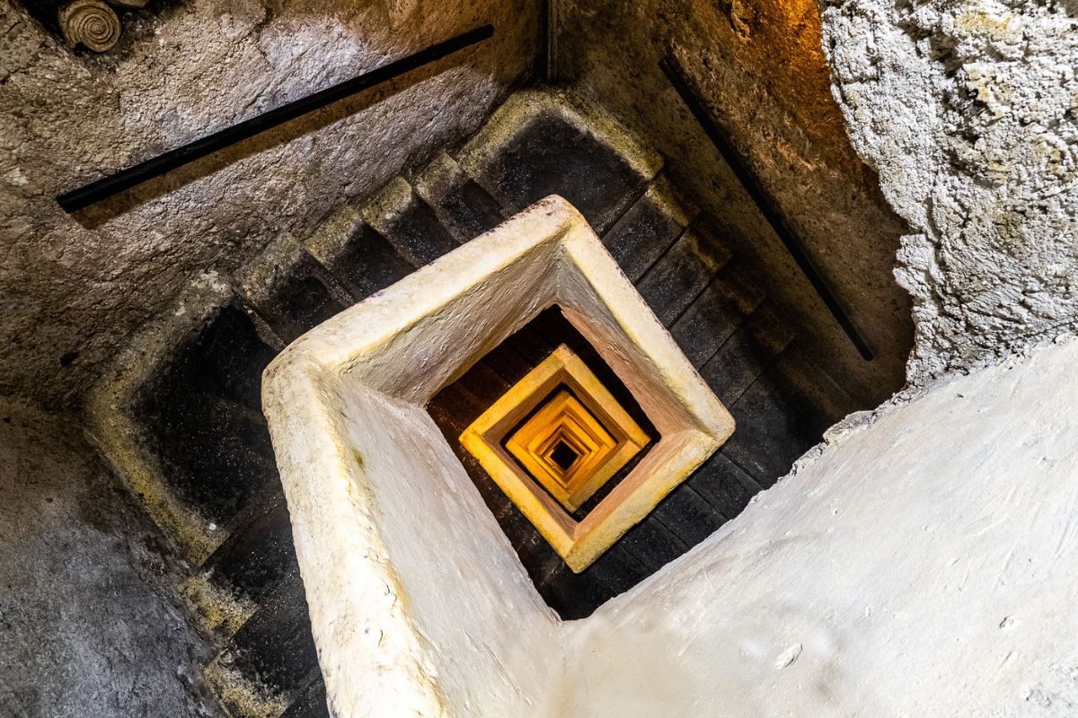 Escadaria em caracol que leva ao subterrâneo de Nápoles
