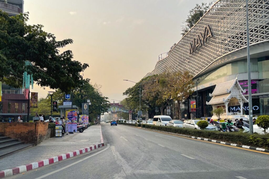 Avenida no bairro Nimman, em Chiang Mai