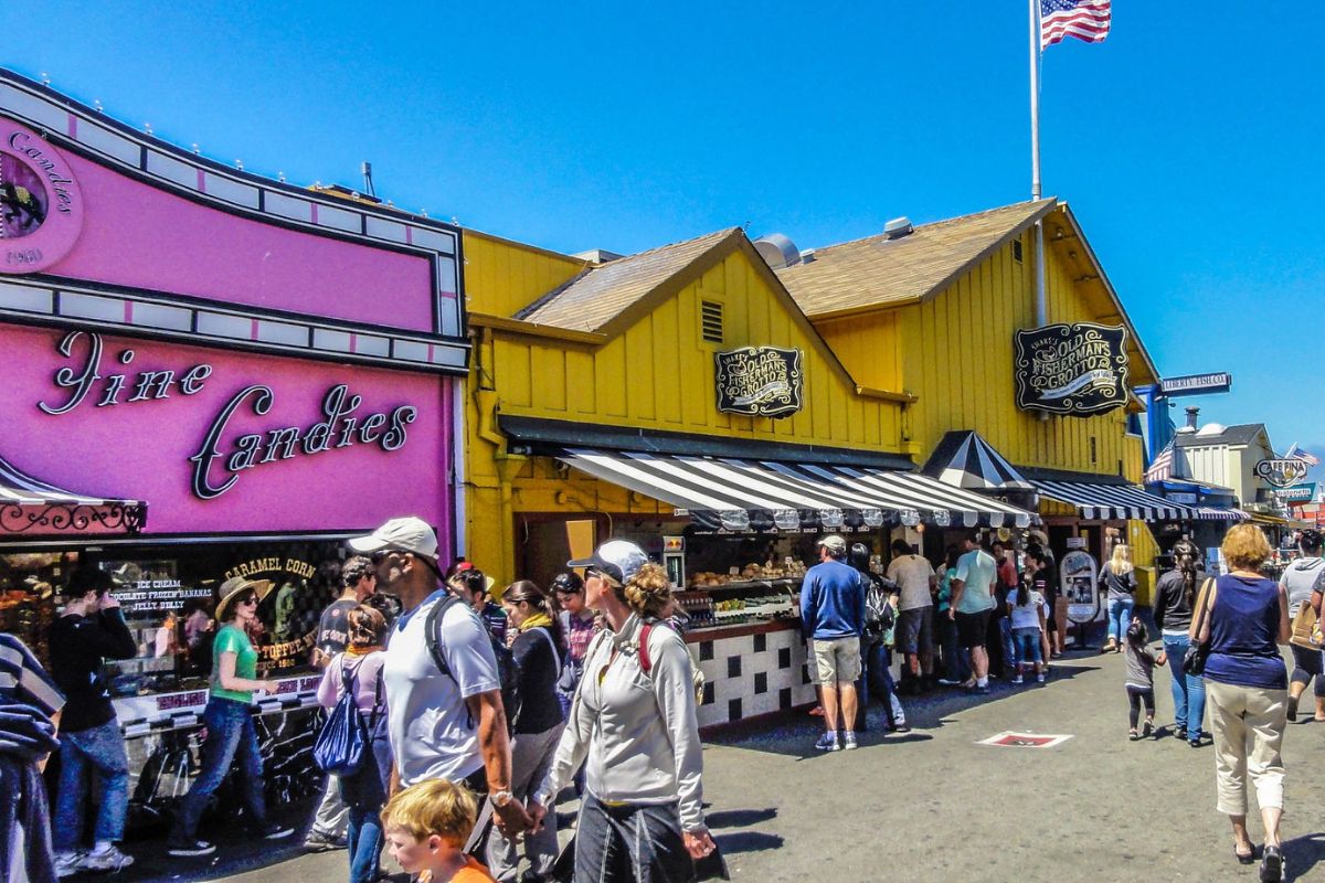 Comércio do Old Fisherman’s Wharf, no centro de Monterey