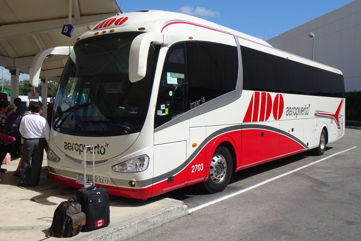 Ônibus da viação Ado no Aeroporto de Cancún