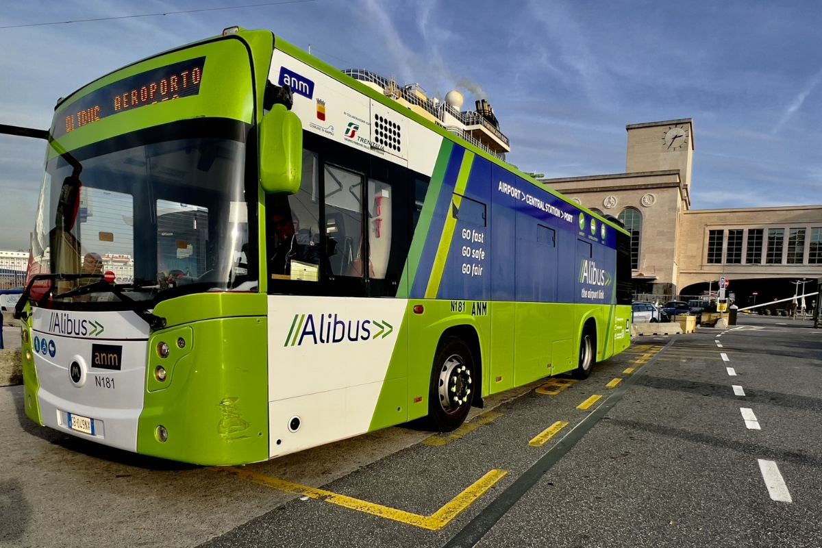 Ônibus que liga o aeroporto de Nápoles ao centro da cidade