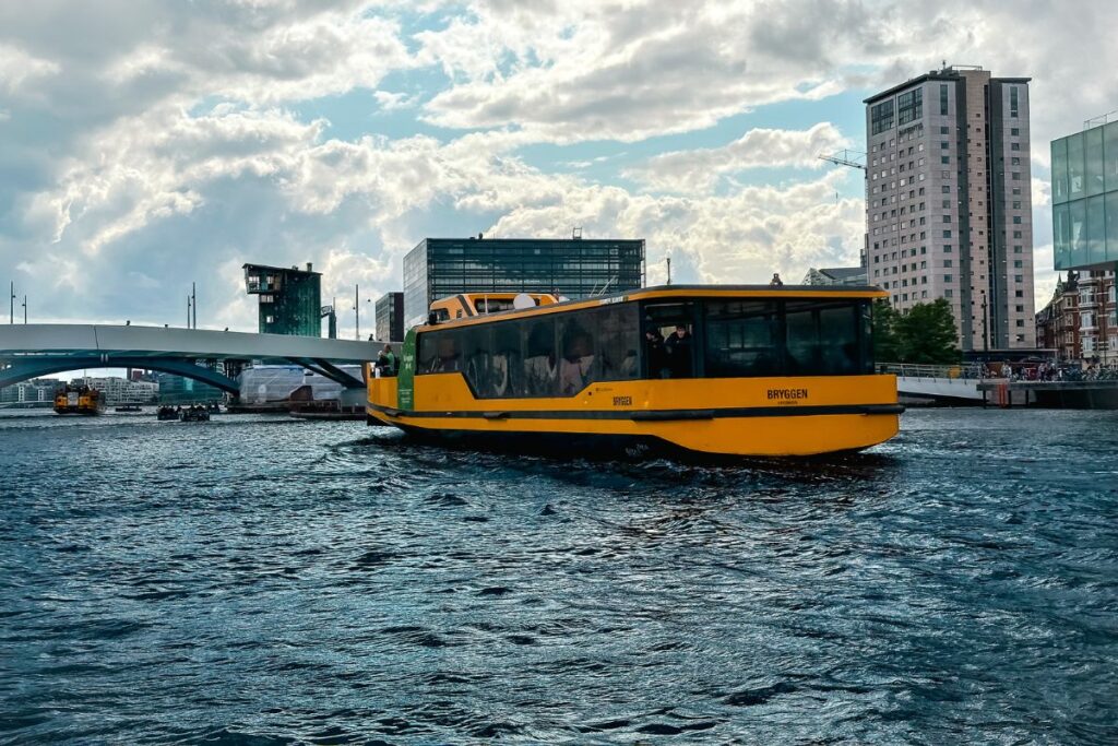 Ônibus aquático do sistema de transporte público de Copenhague