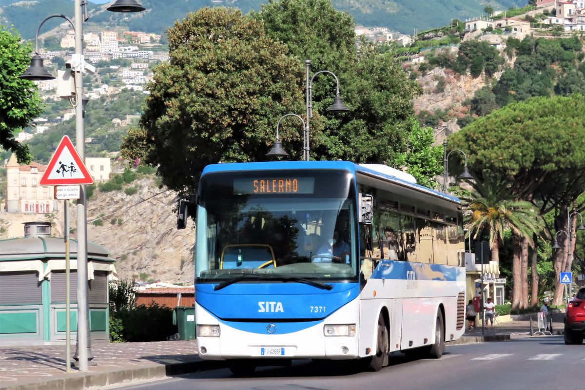 Ônibus que liga os vilarejos da Costa Amalfitana