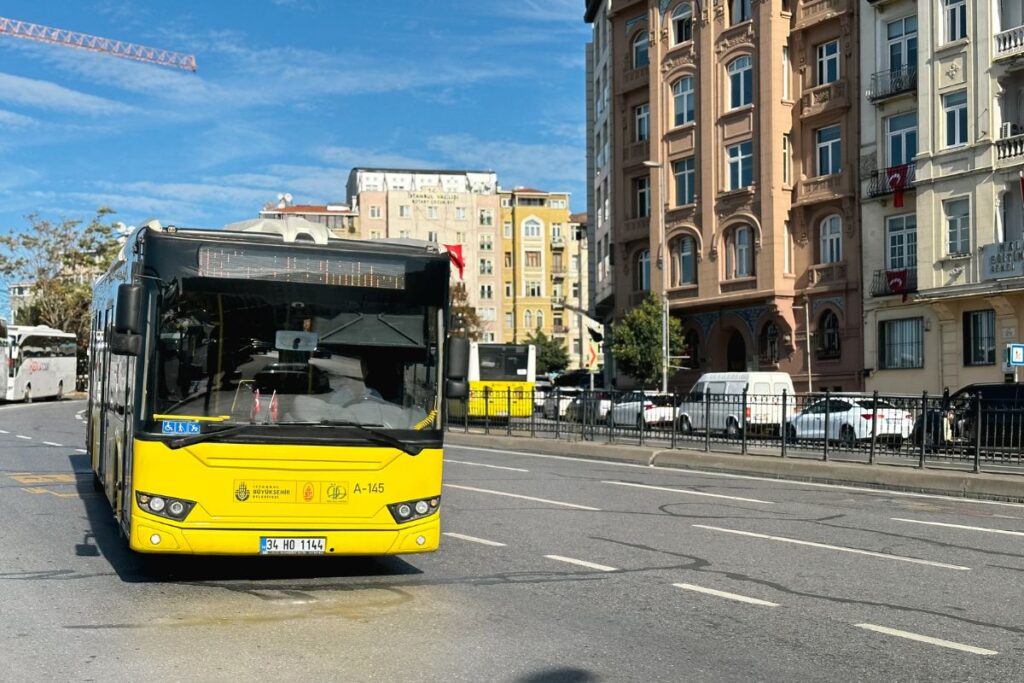 Ônibus circulando em rua de Istambul