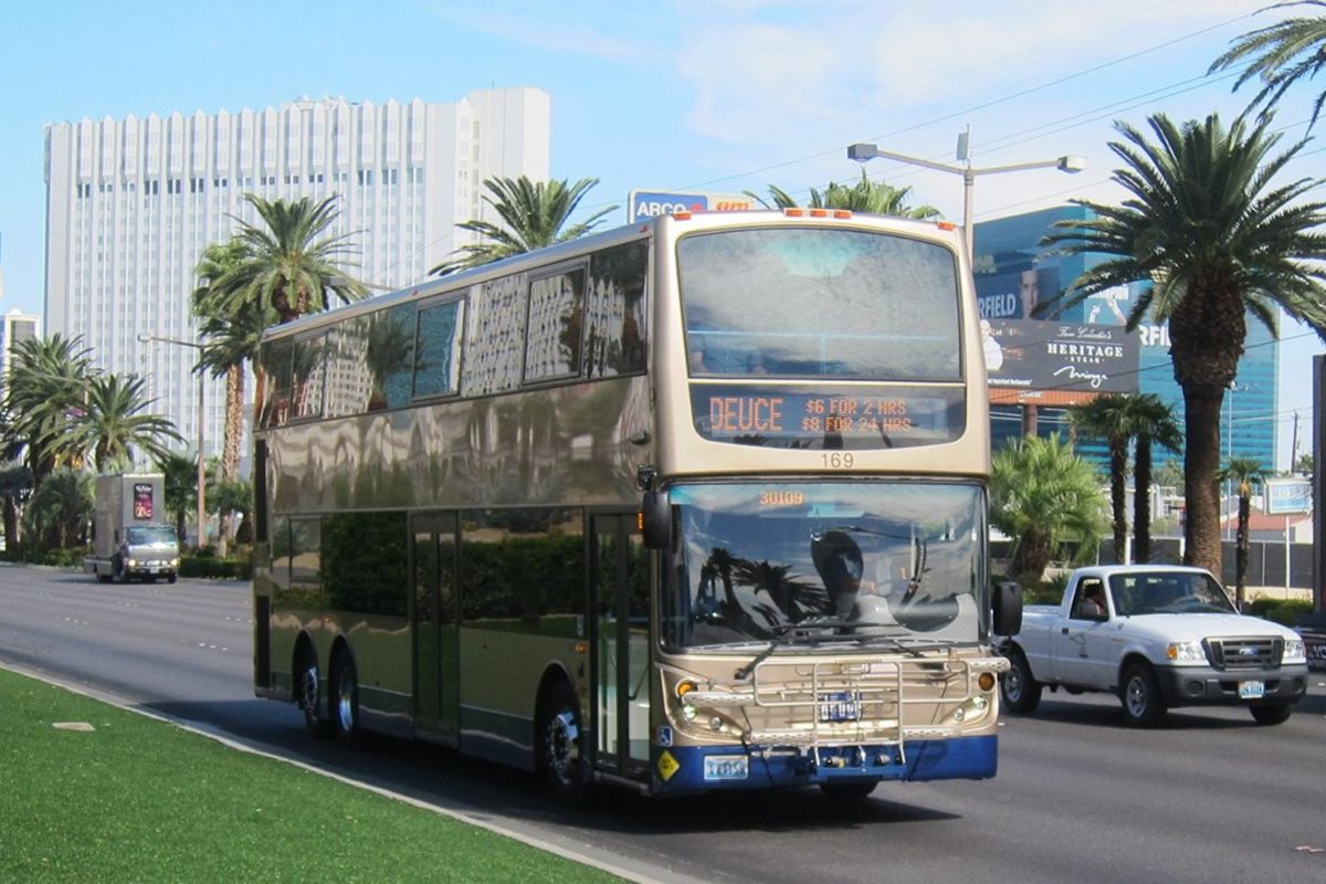 Ônibus de dois andares na avenida Strip de Las Vegas
