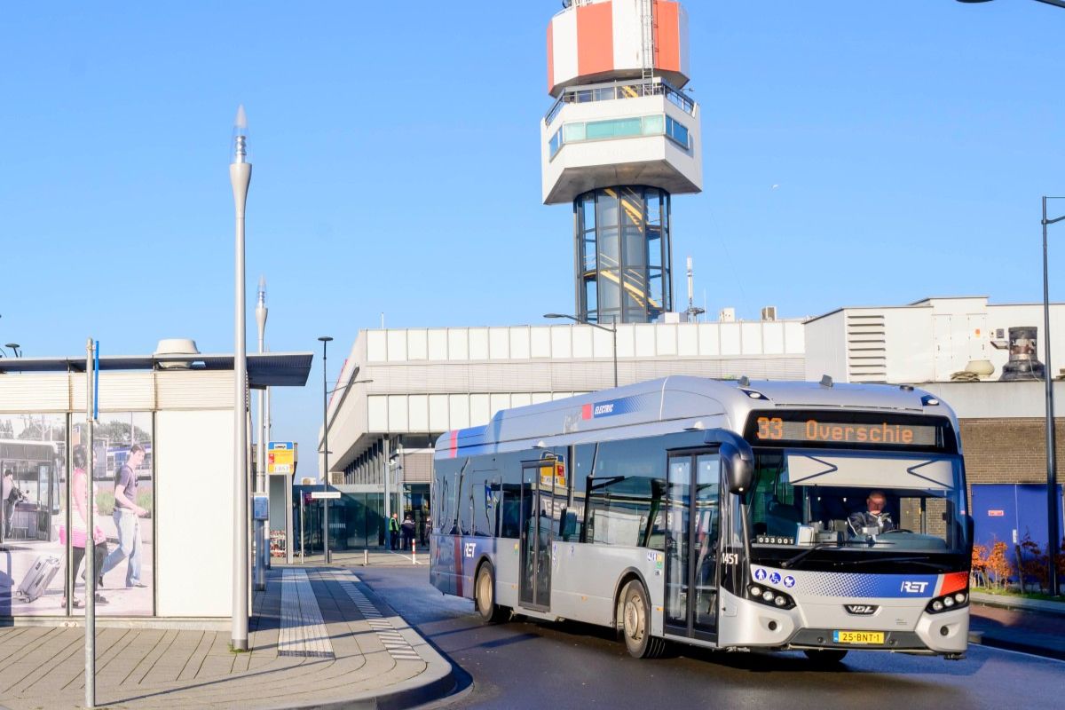 Ônibus em frente ao aeroporto de Rotterdam