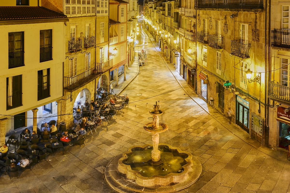 Praça do centro histórico de Ourense à noite