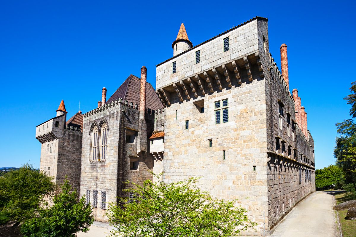 Parte externa do Paço dos Duques de Bragança