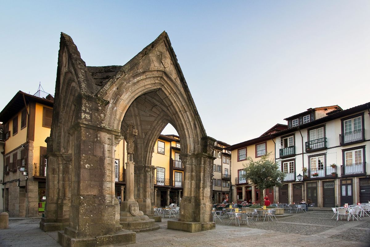 Largo da Oliveira, Guimarães, com monumento mediaval ao meio