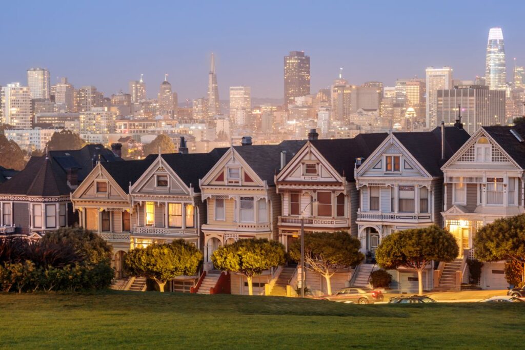 Painted Ladies com o os arranha-ceús de San Francisco ao fundo