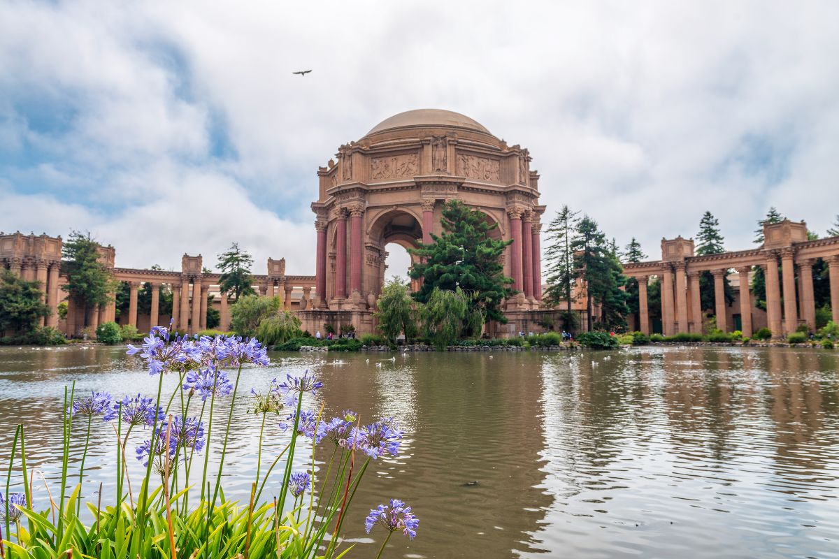 Lago em frente ao Palace of Fine Arts de San Francisco