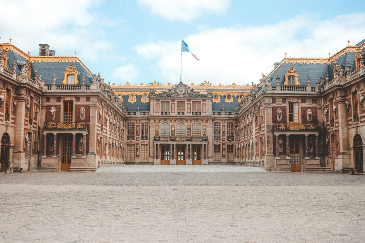 Edifício do Palácio de Versalhes visto de frente