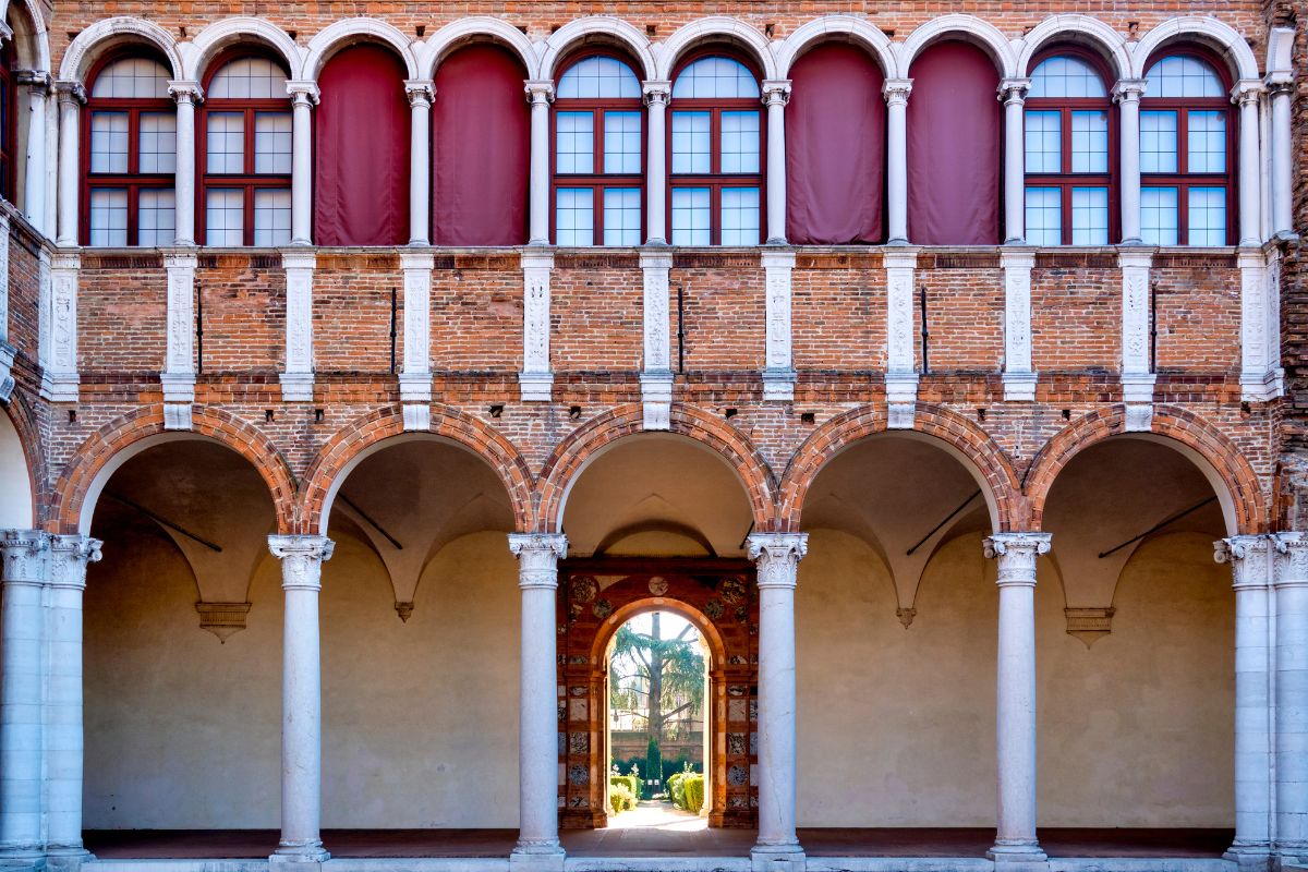 Detalhes da fachada do Palazzo Costabili em Ferrara