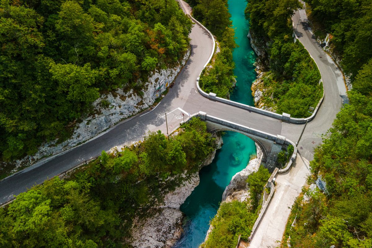 Imagem aérea de uma estrada na Eslovênia