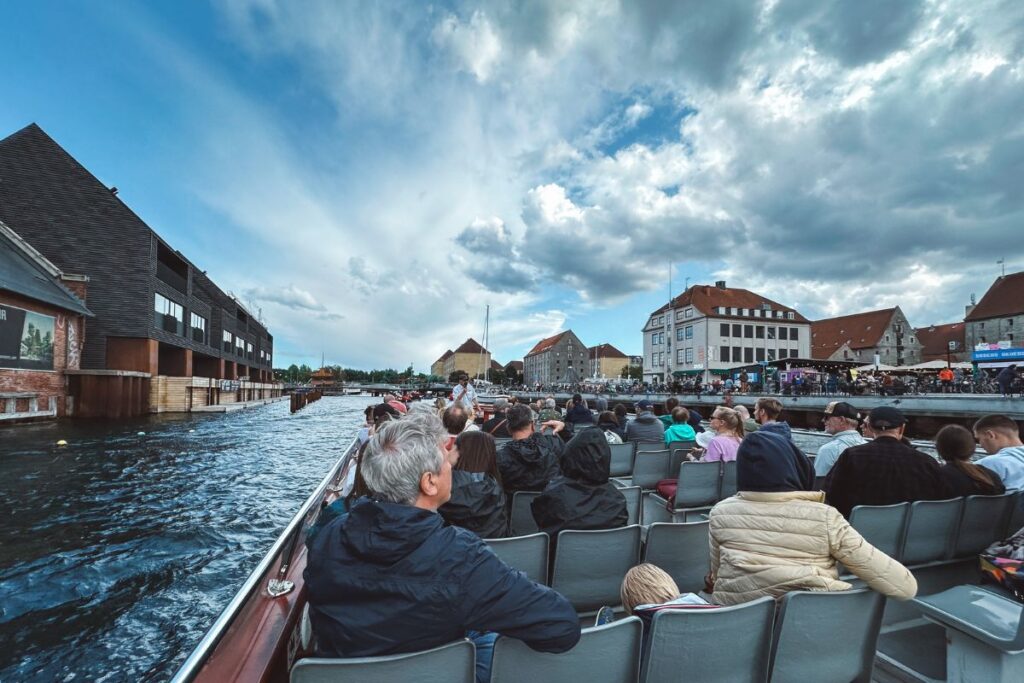 Barco de excursão em canal de Copenhague