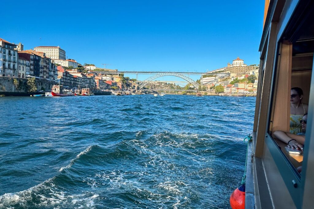 Passeio de barco pelo rio Douro, no Porto