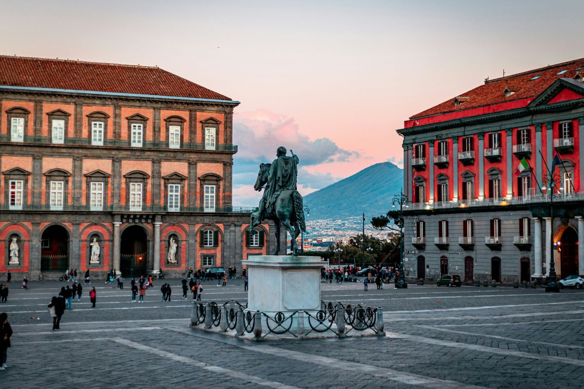 Praça do Plebiscito, Nápoles, com prédios históricos ao redor