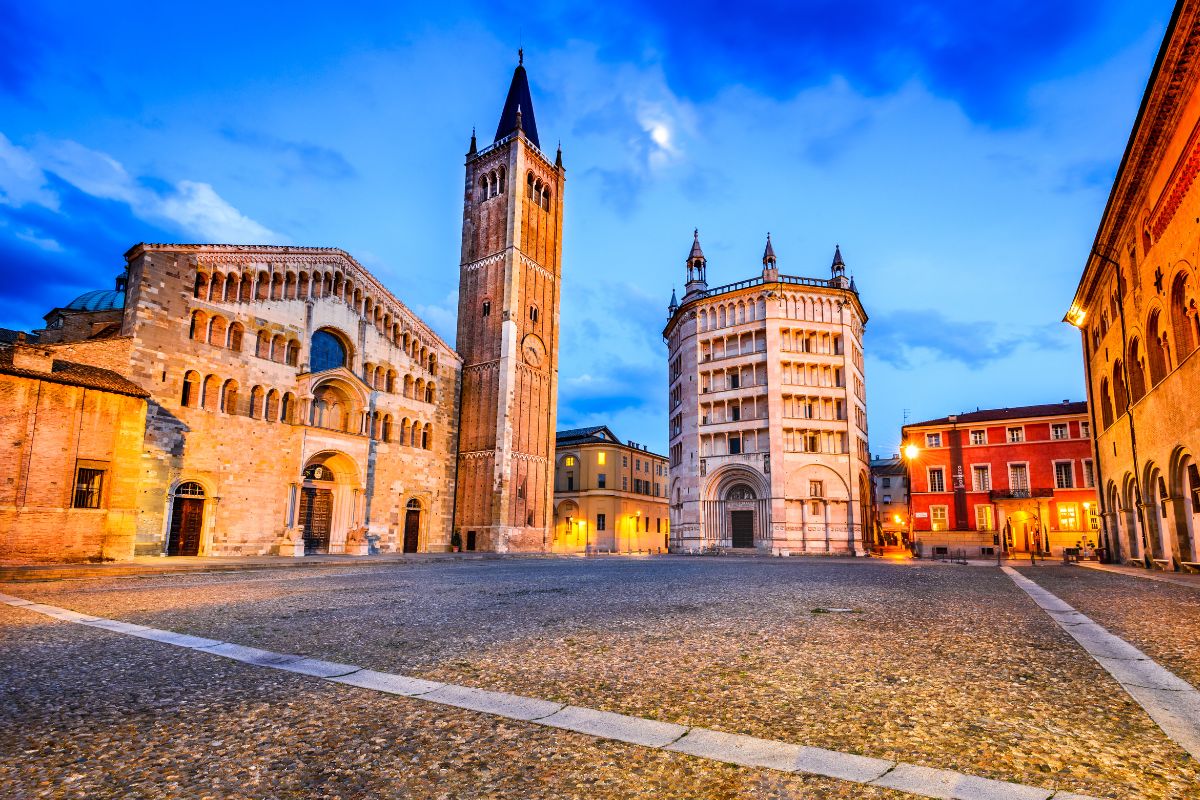 Piazza Duomo, em Parma, com catedral e batisterio