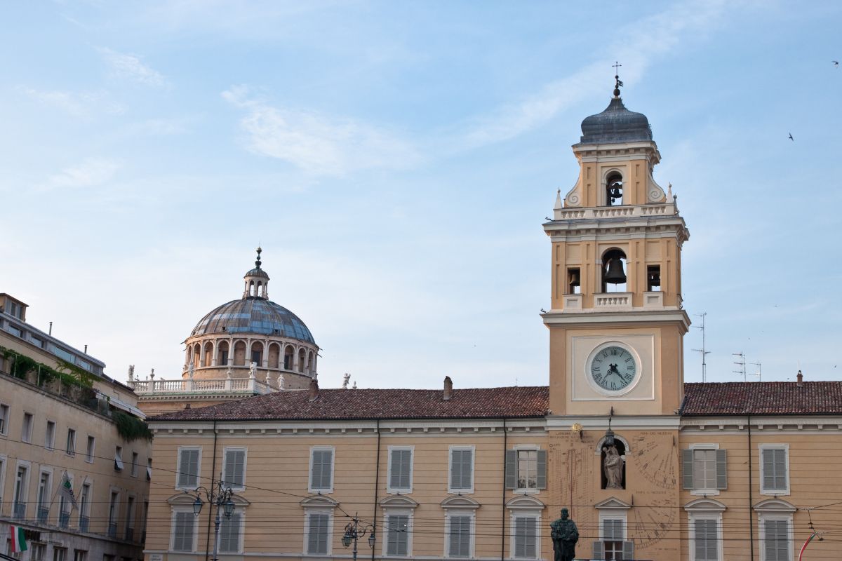 Edifício da prefeitura de Parma com torre do relógio